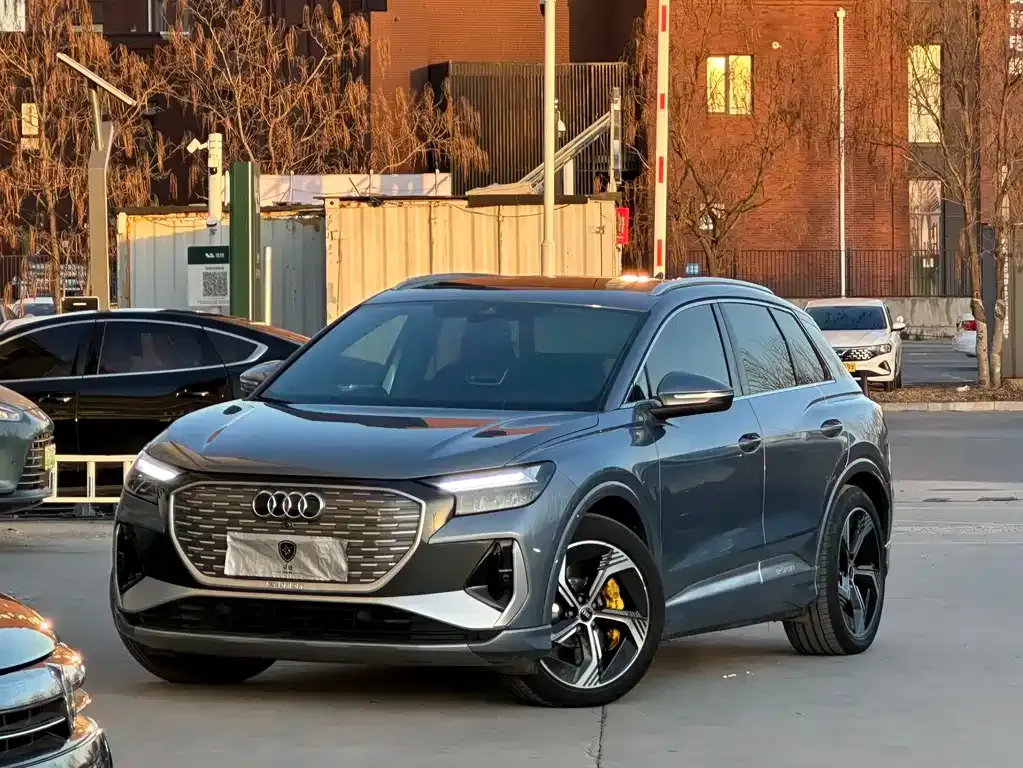 Audi Q4 e-tron — фото 1