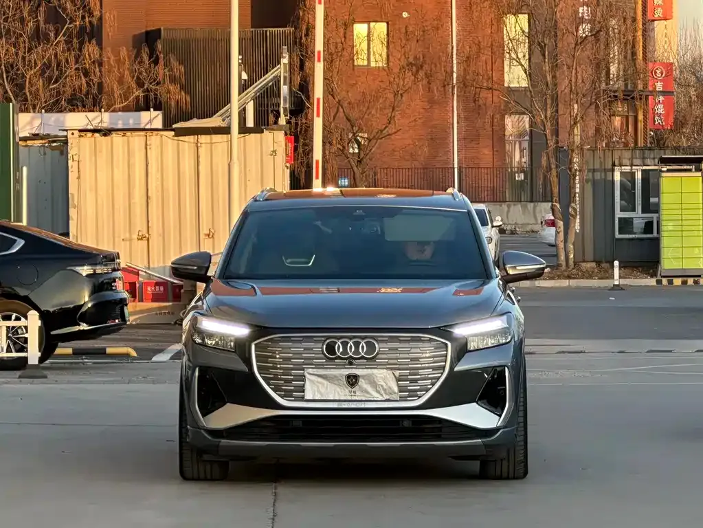 Audi Q4 e-tron — фото 2