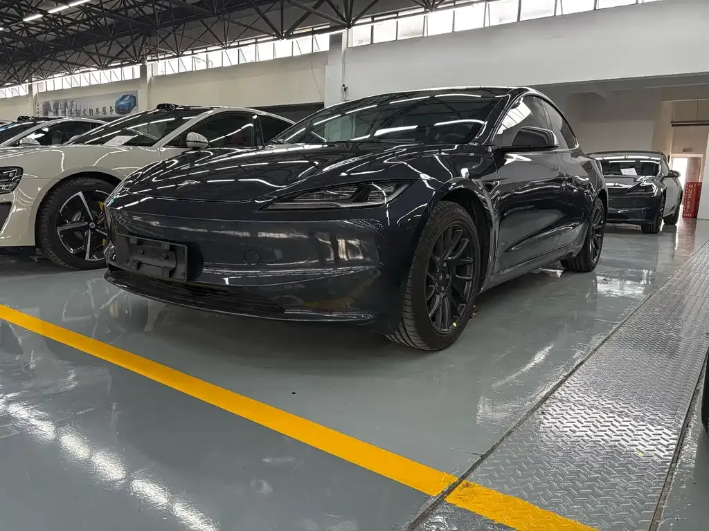 Tesla Model 3 — фото 1