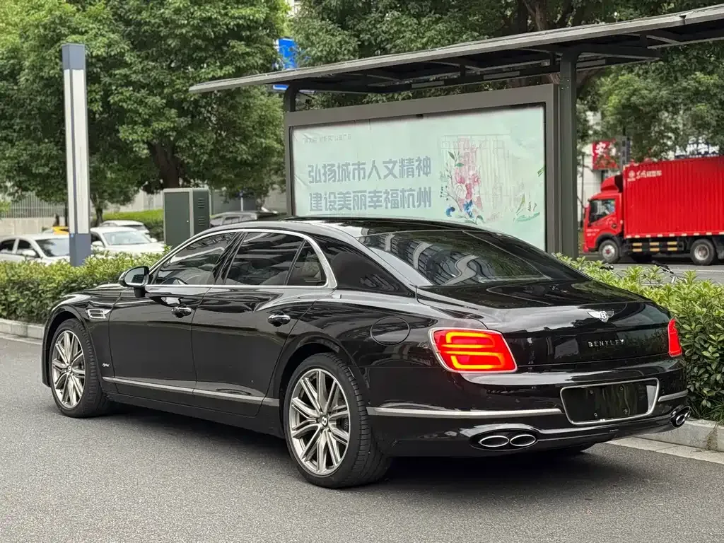 Bentley Flying Spur PHEV — фото 3