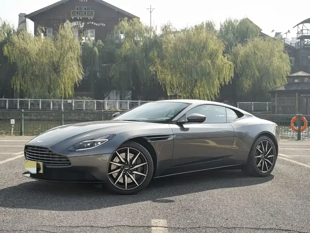 Aston Martin DB11 — фото 1