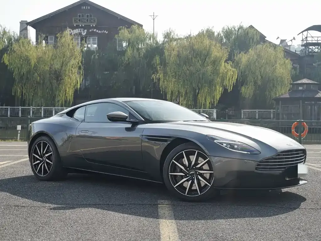 Aston Martin DB11 — фото 3