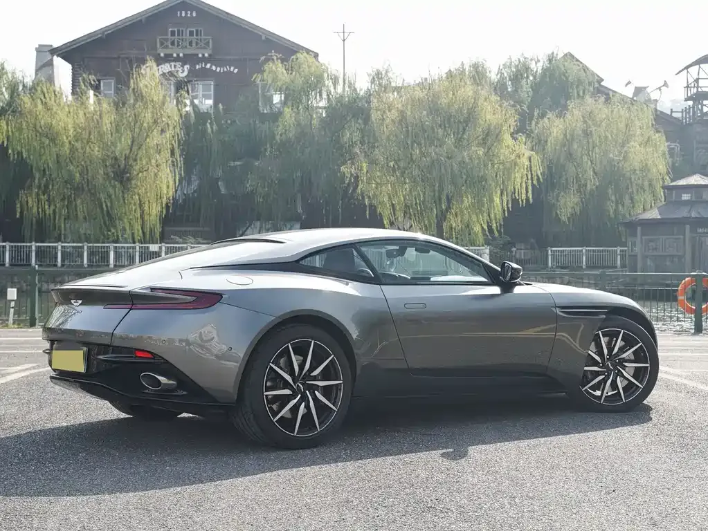 Aston Martin DB11 — фото 4