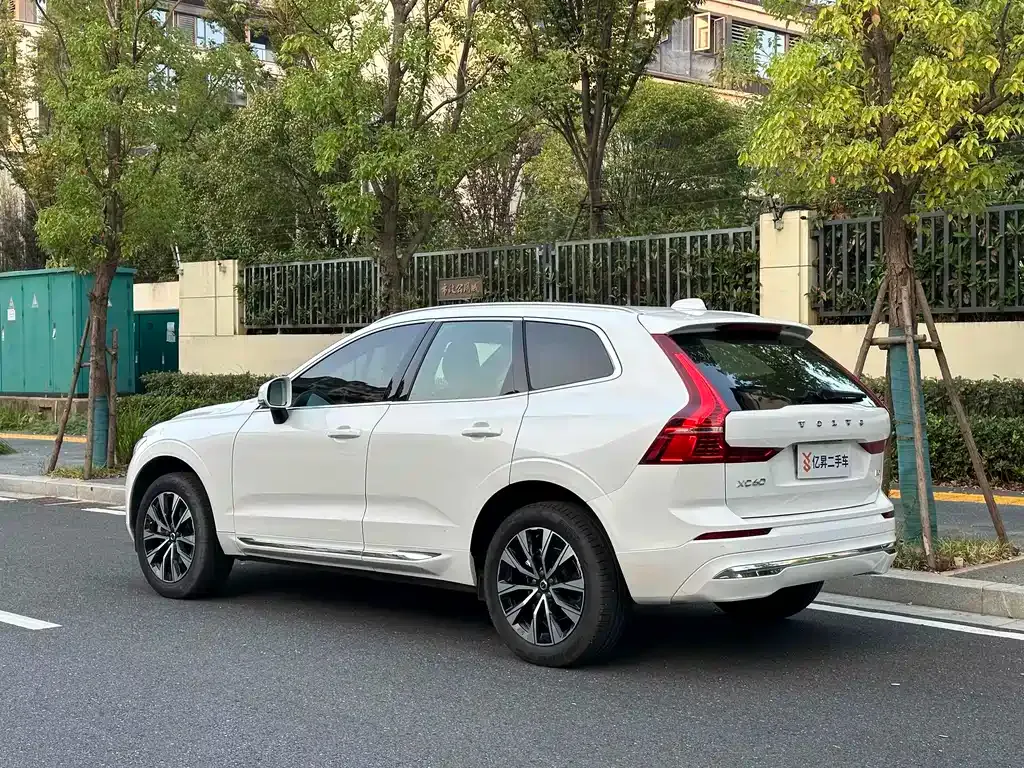 Volvo XC60 — фото 8