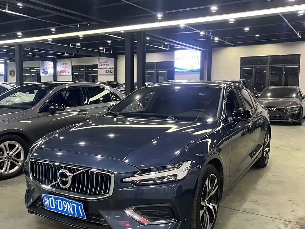 Volvo S60 — фото 1
