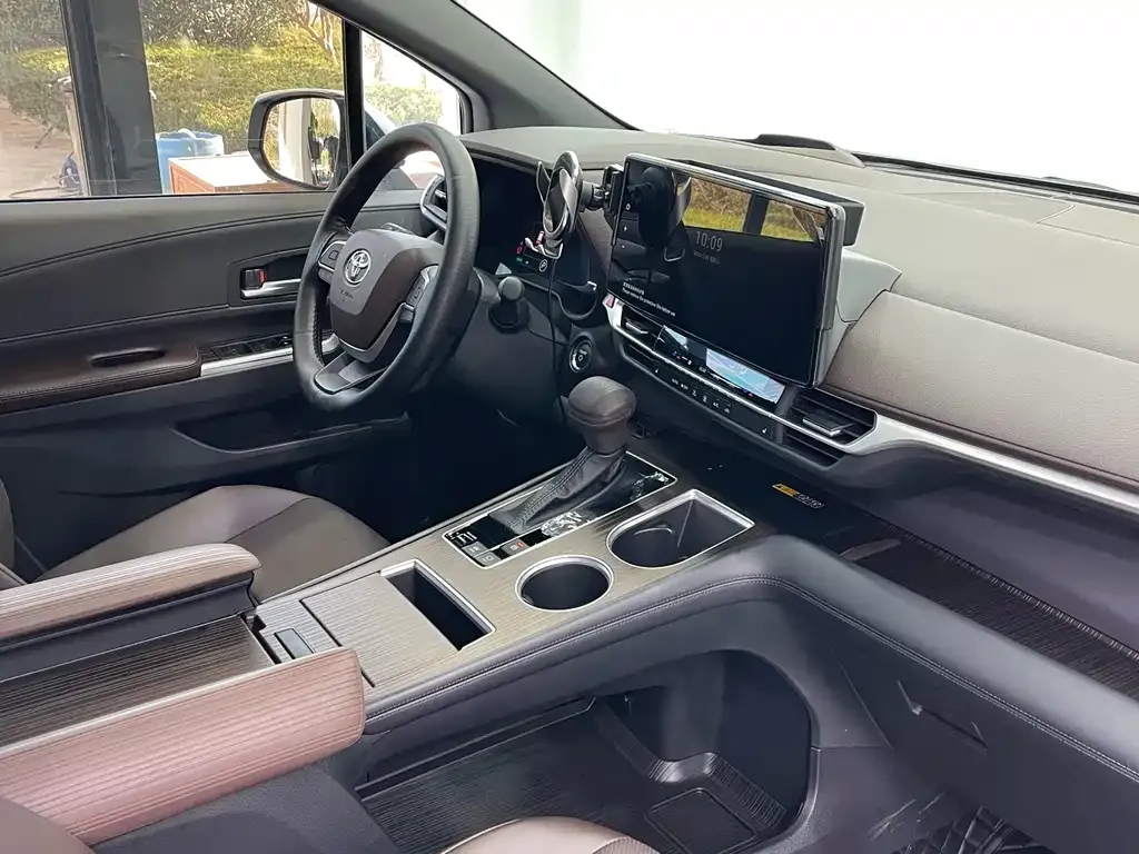Toyota Granvia — фото 10