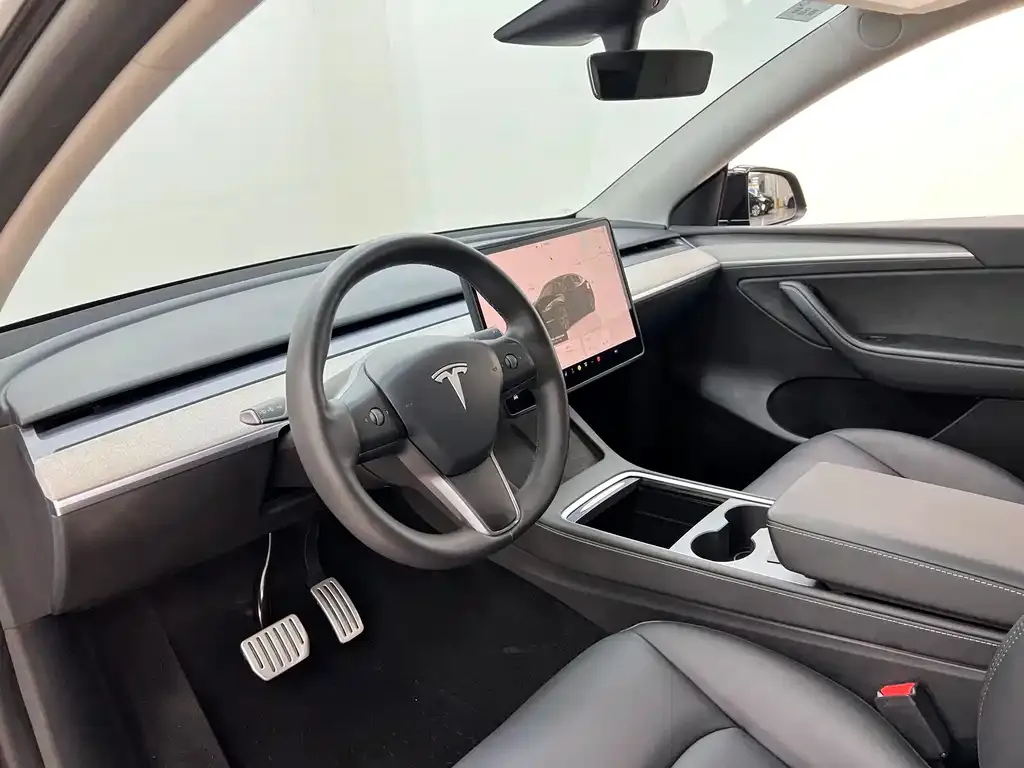 Tesla Model Y — фото 8