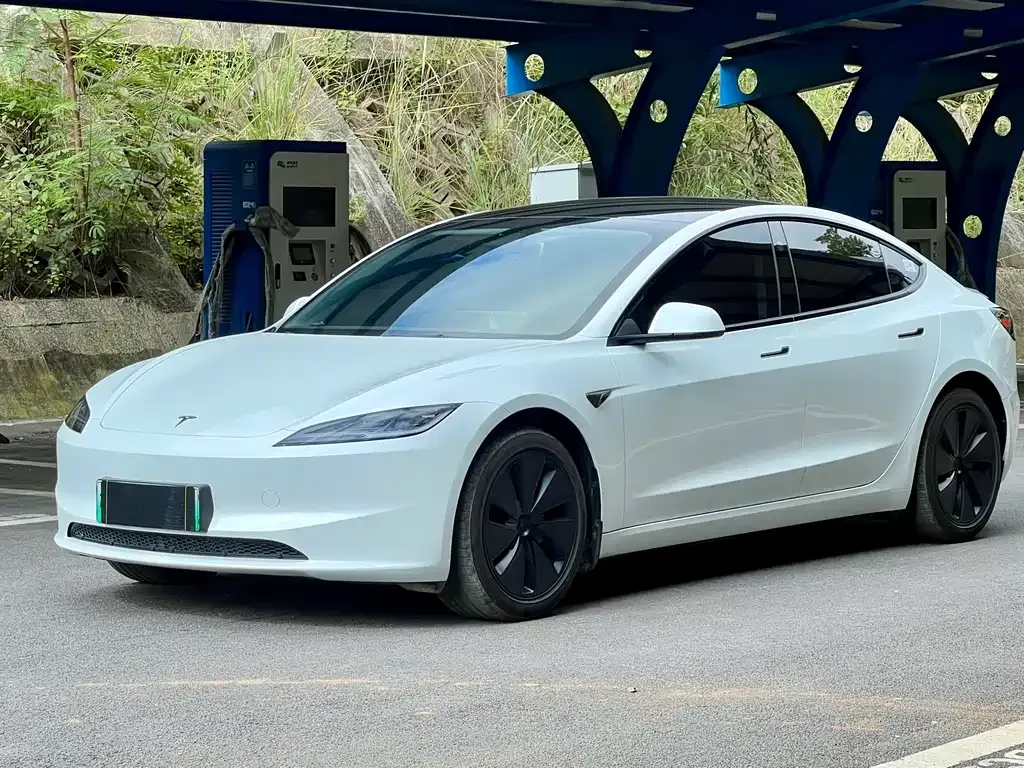 Tesla Model 3 — фото 1