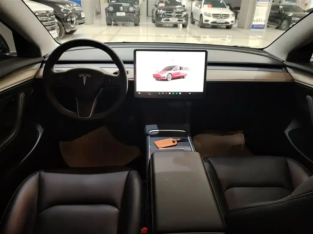 Tesla Model 3 — фото 10