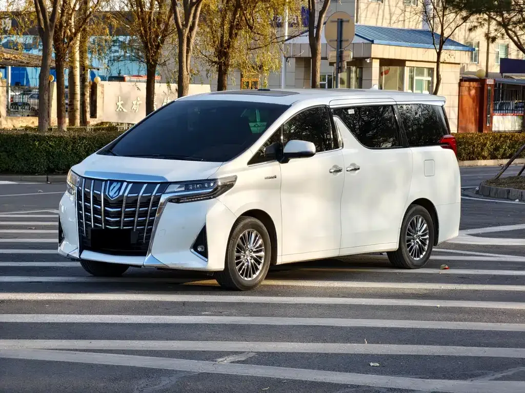 Toyota Alphard — фото 1