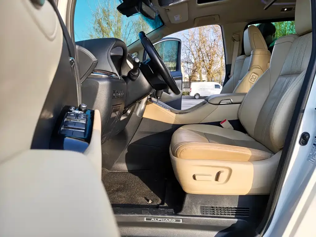 Toyota Alphard — фото 6