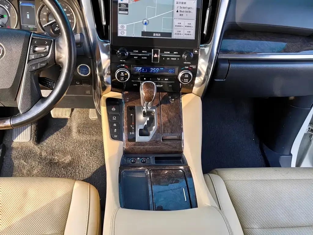 Toyota Alphard — фото 8