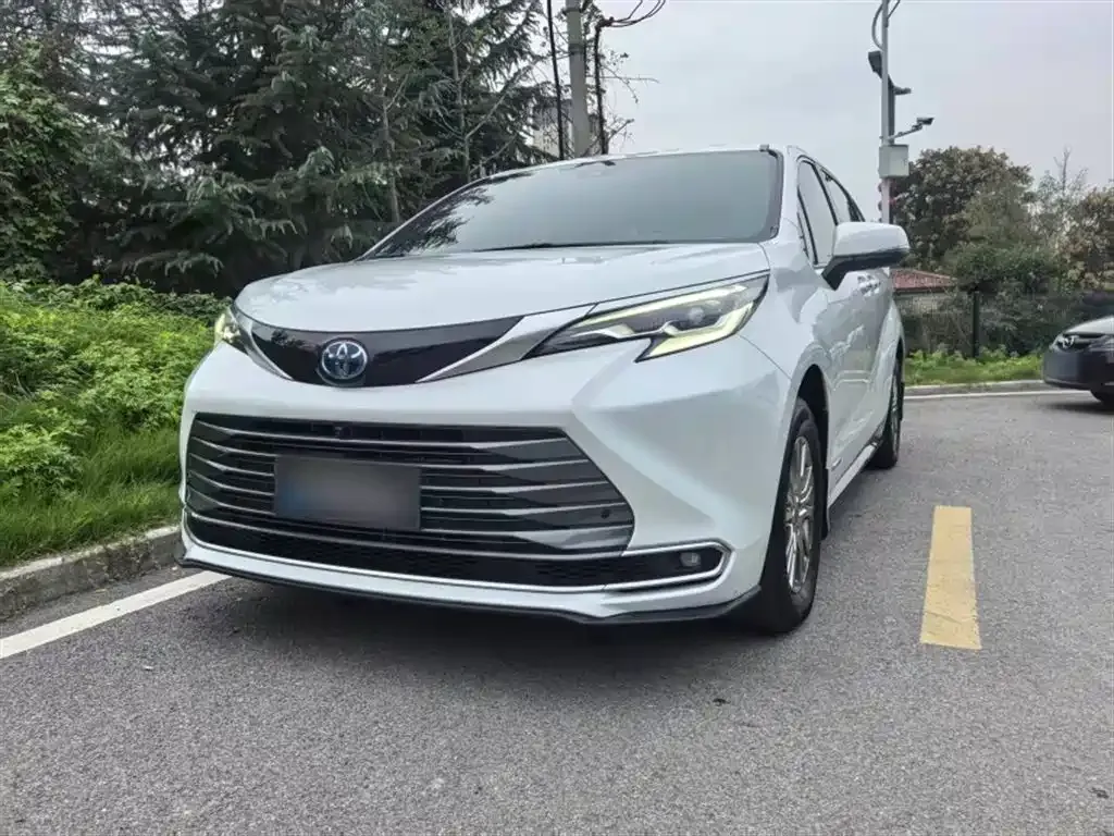 Toyota Sienna — фото 1