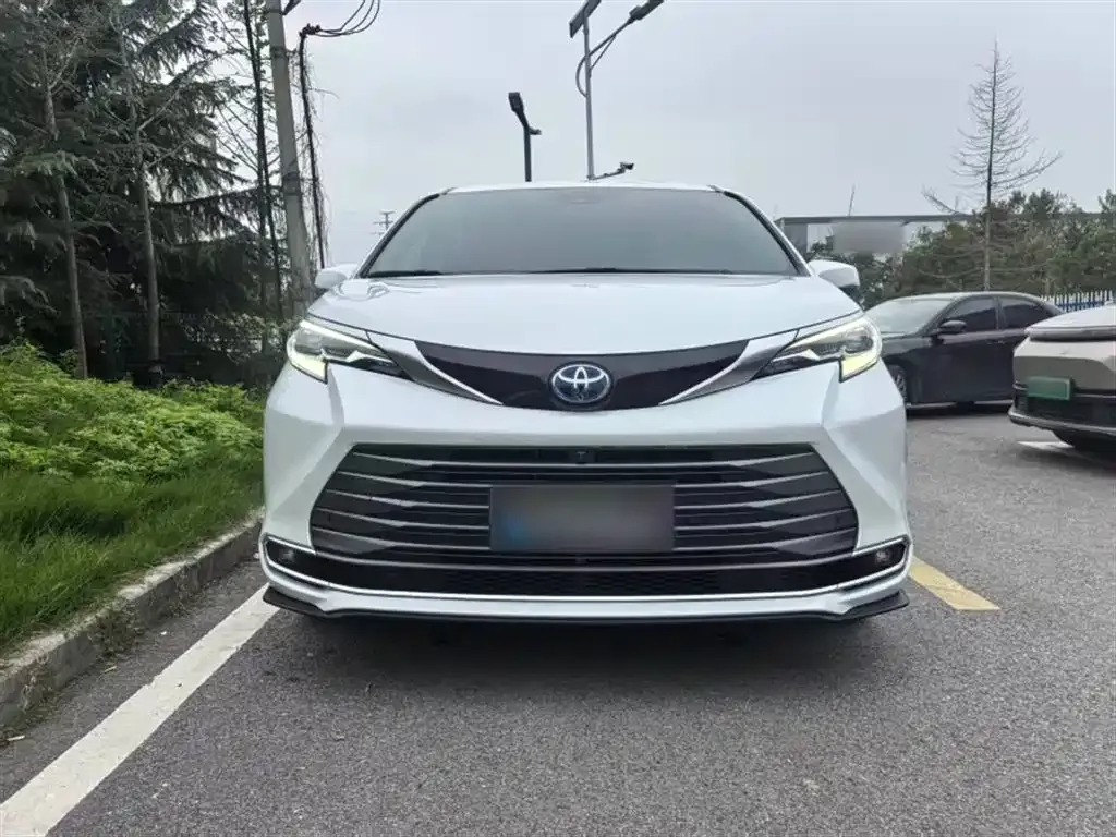 Toyota Sienna — фото 3