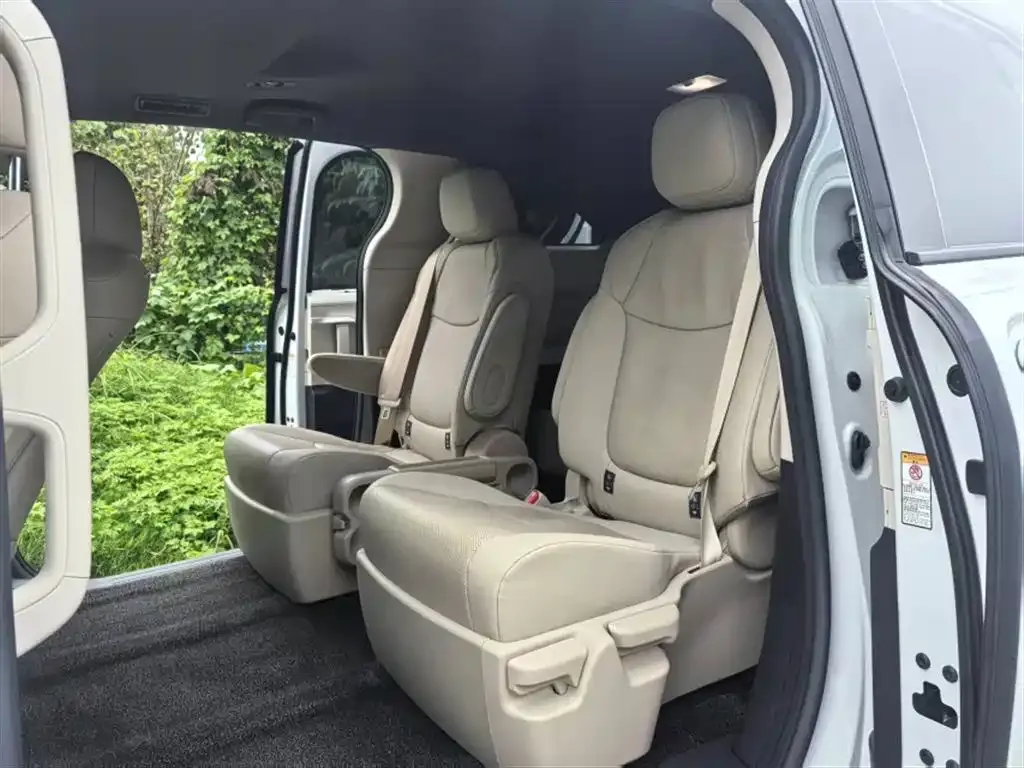 Toyota Sienna — фото 9