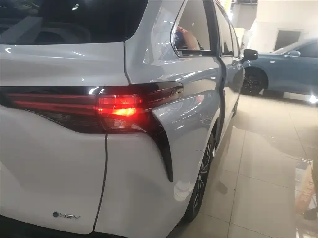 Toyota Granvia — фото 8