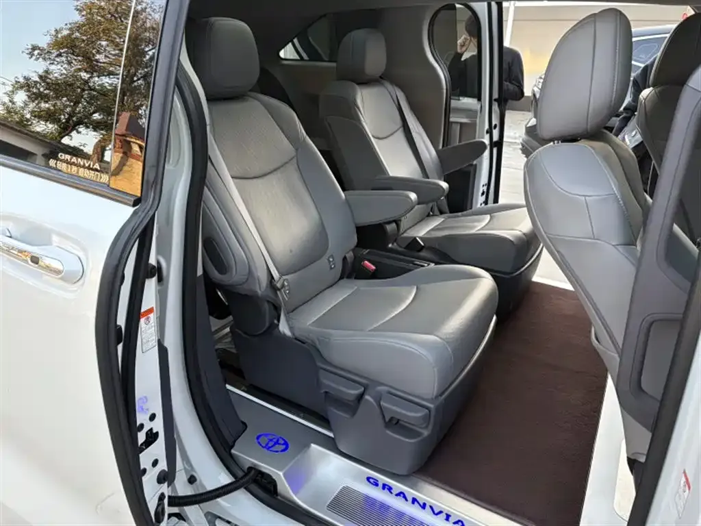 Toyota Granvia — фото 4