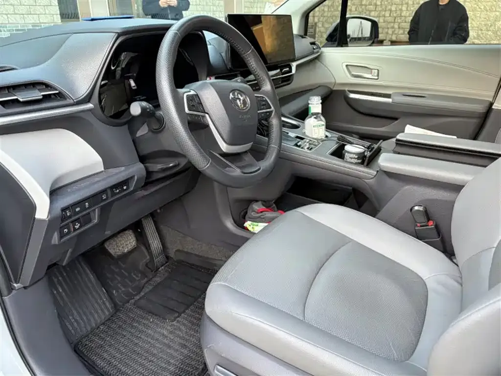Toyota Granvia — фото 6