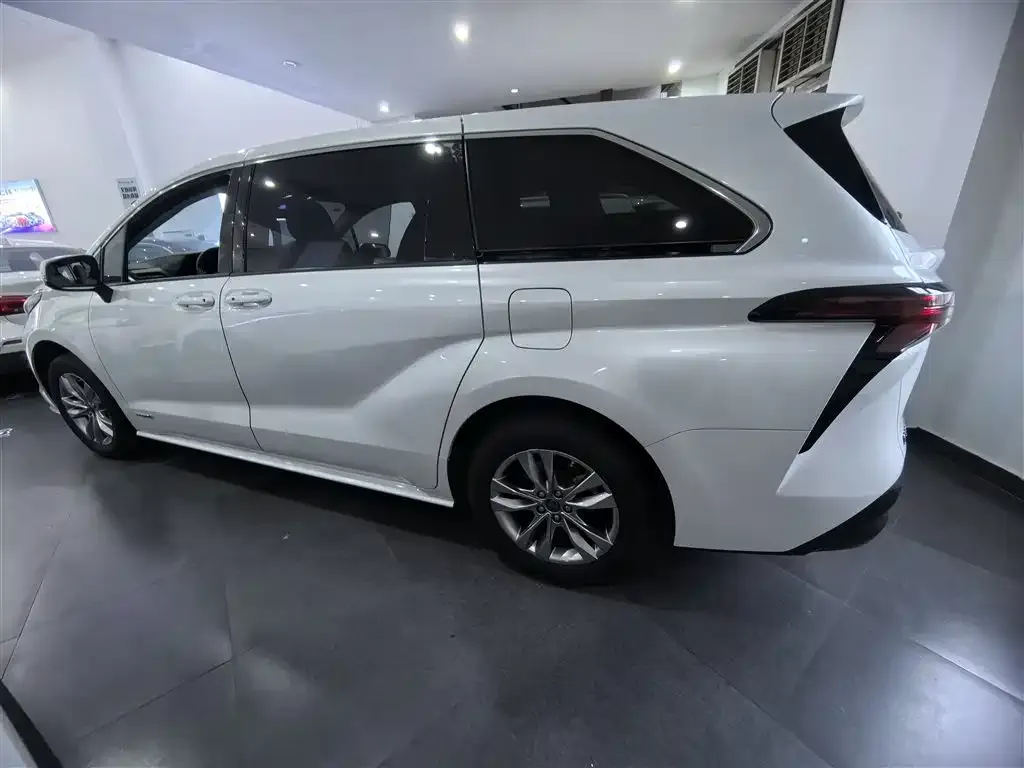 Toyota Sienna — фото 5