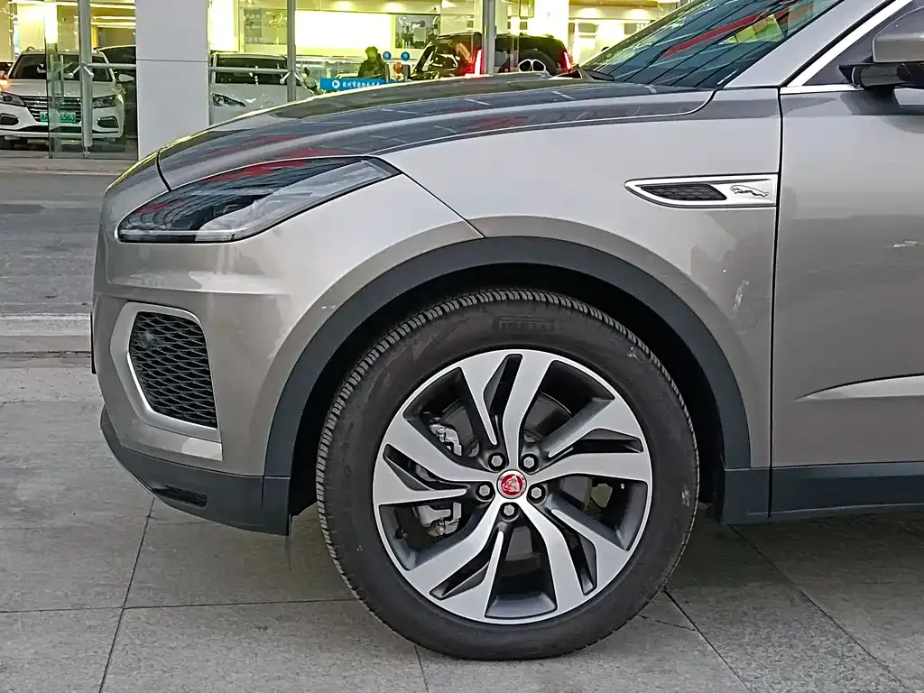 Jaguar E-PACE — фото 4