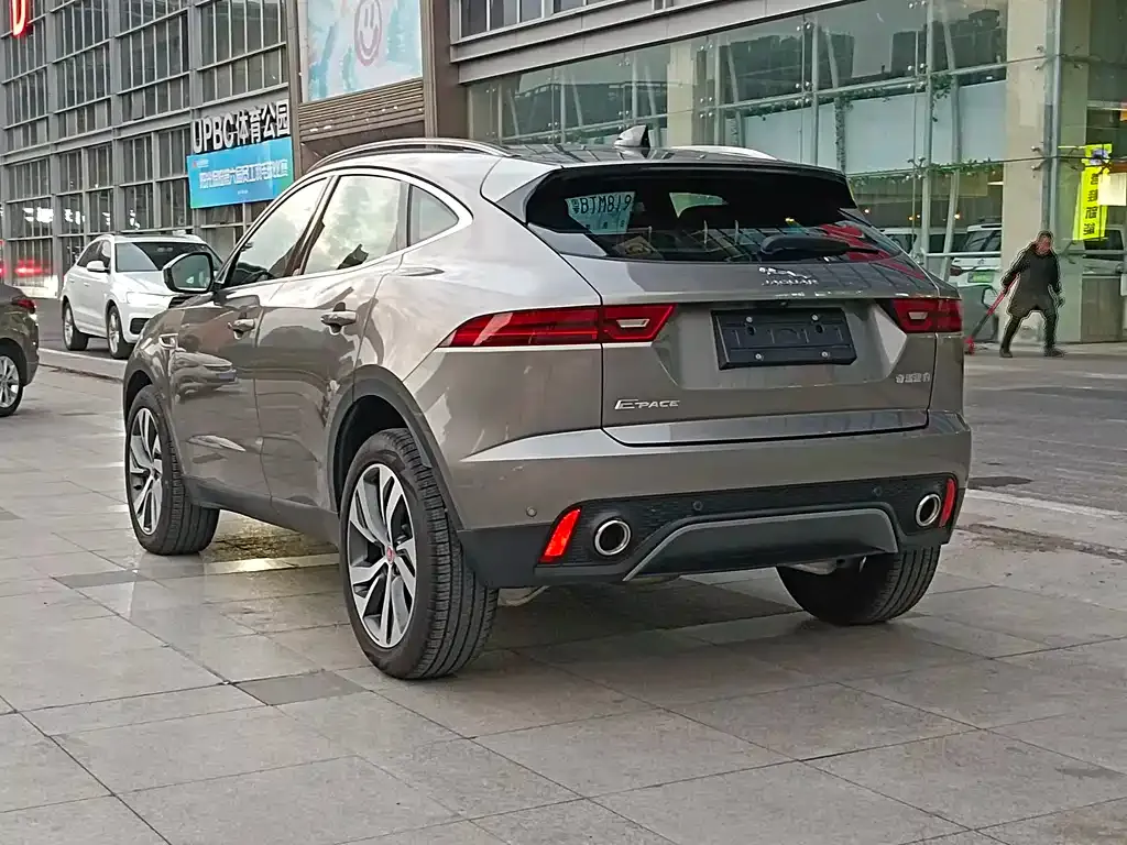 Jaguar E-PACE — фото 6