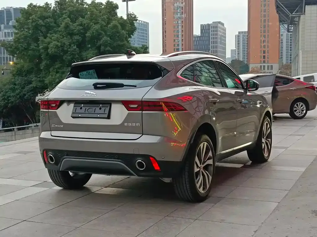 Jaguar E-PACE — фото 8