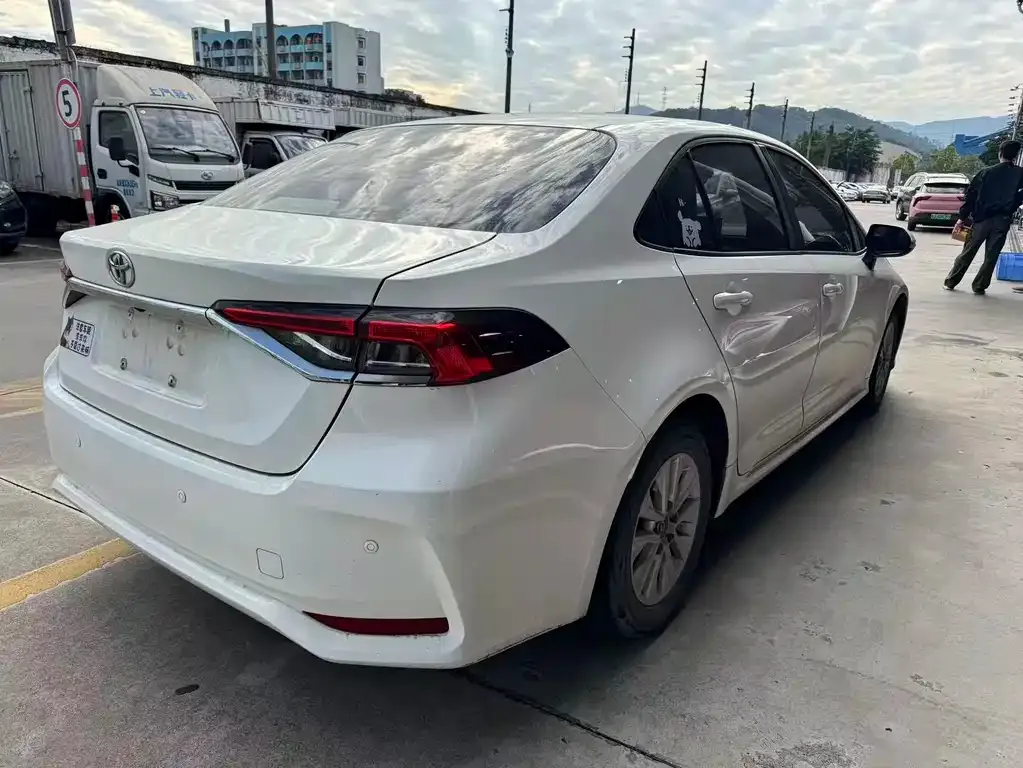 Toyota Corolla — фото 1