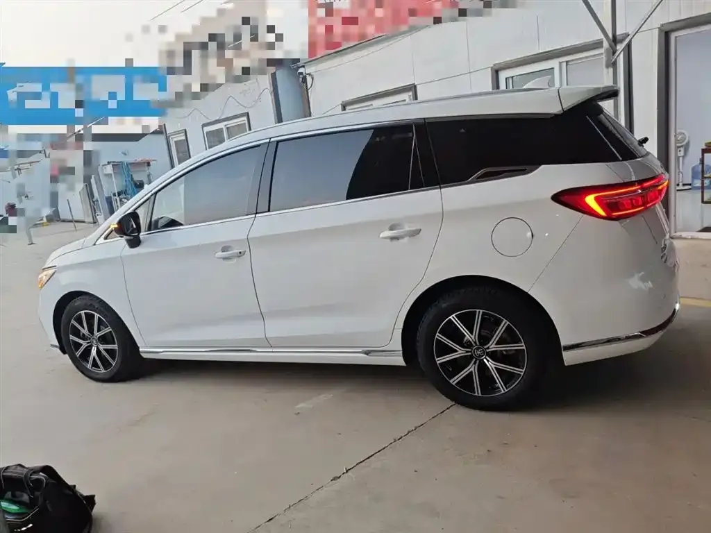 BYD MAX New Energy — фото 5