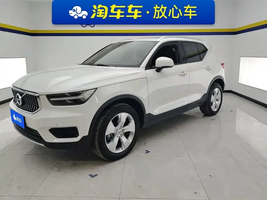 Volvo XC40 — фото 1