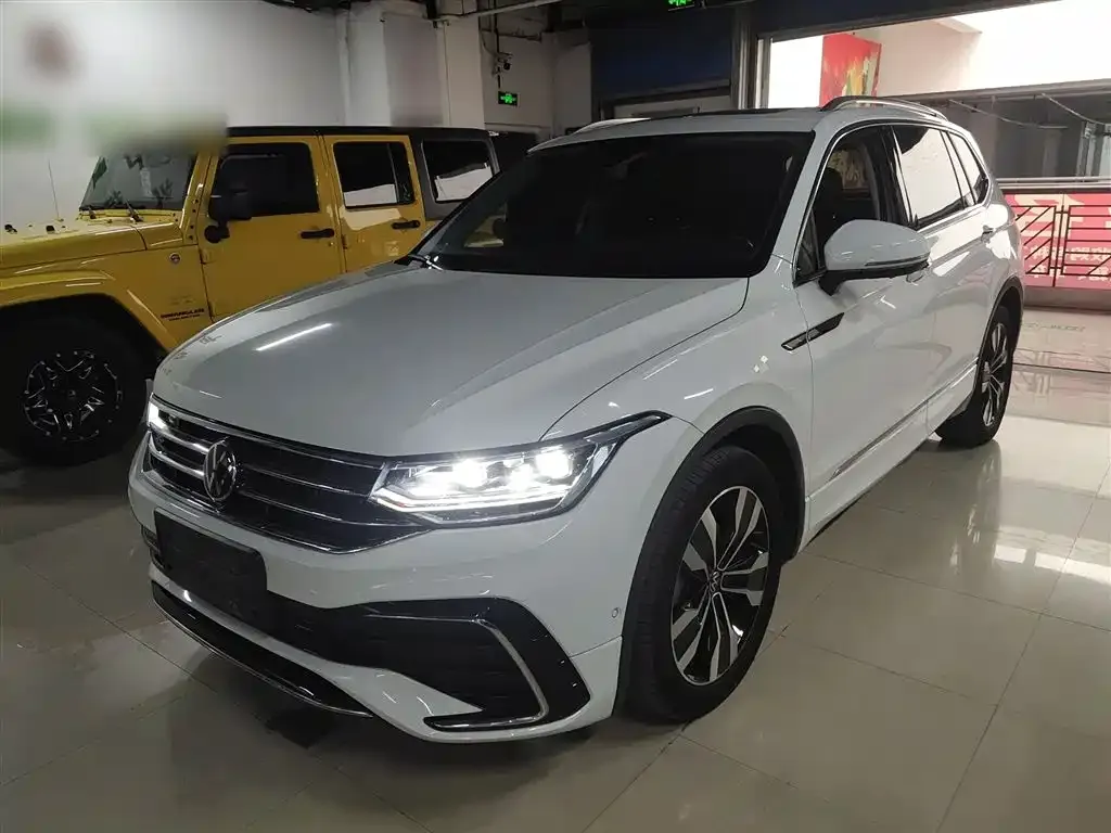 Volkswagen Tiguan L — фото 1