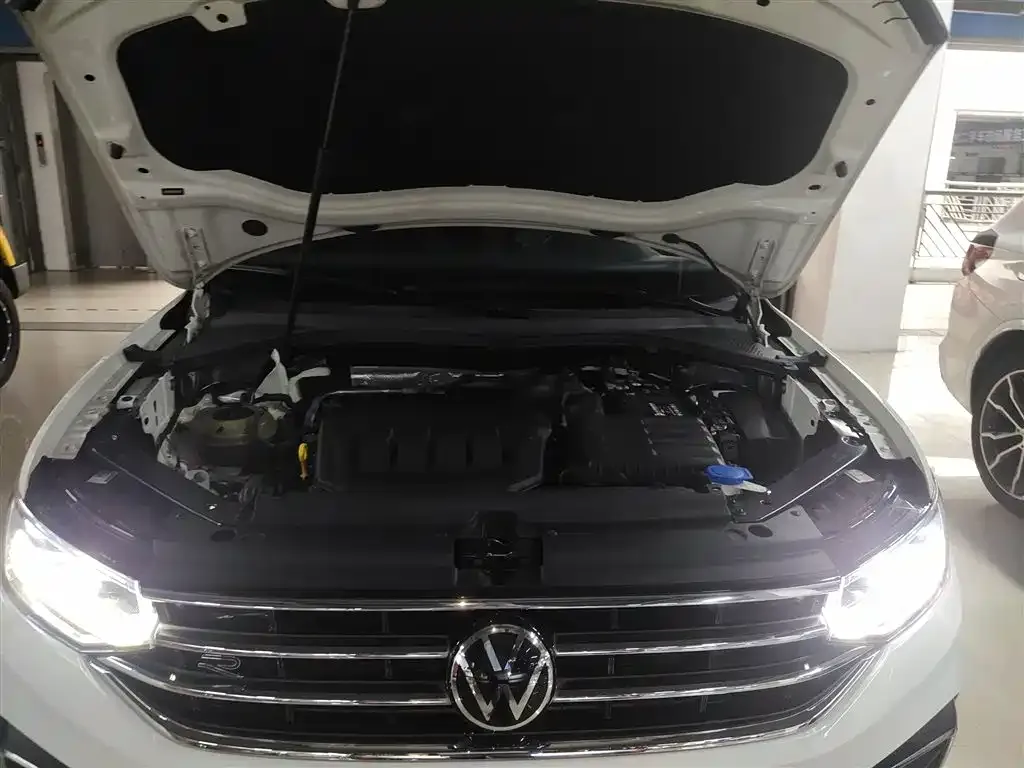 Volkswagen Tiguan L — фото 10