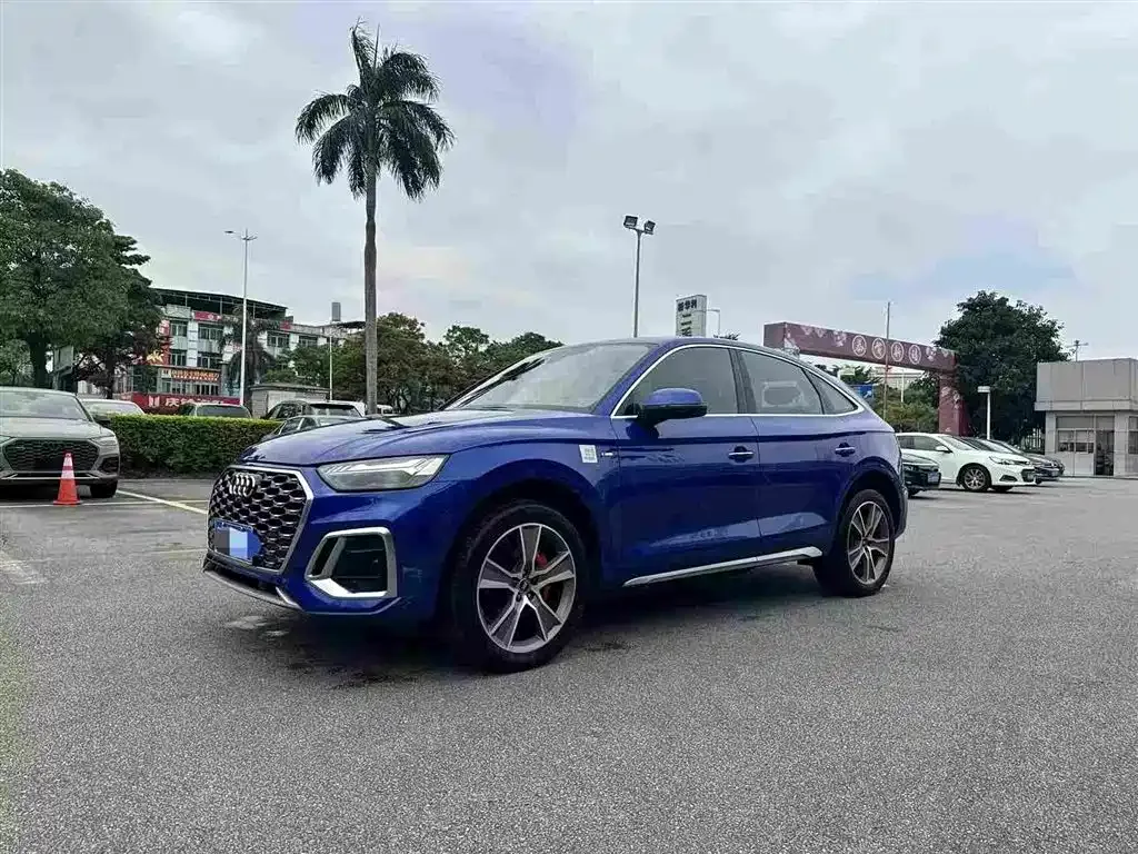Audi Q5L Sportback — фото 1
