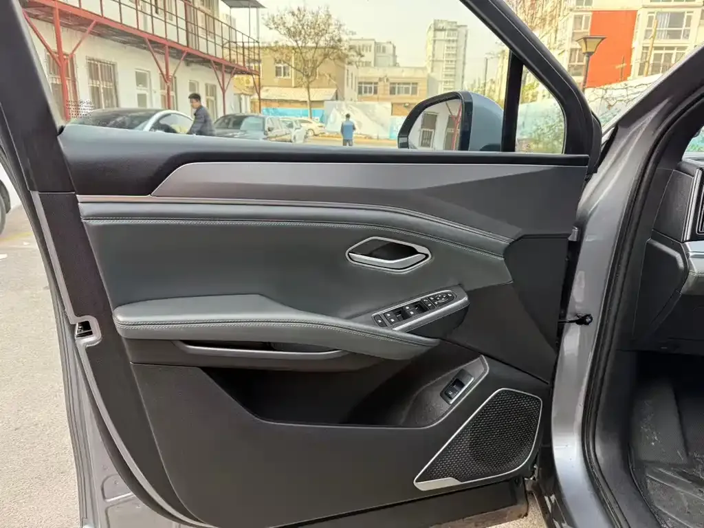 BYD L DM-i — фото 4