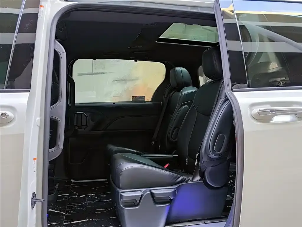Toyota Granvia — фото 10