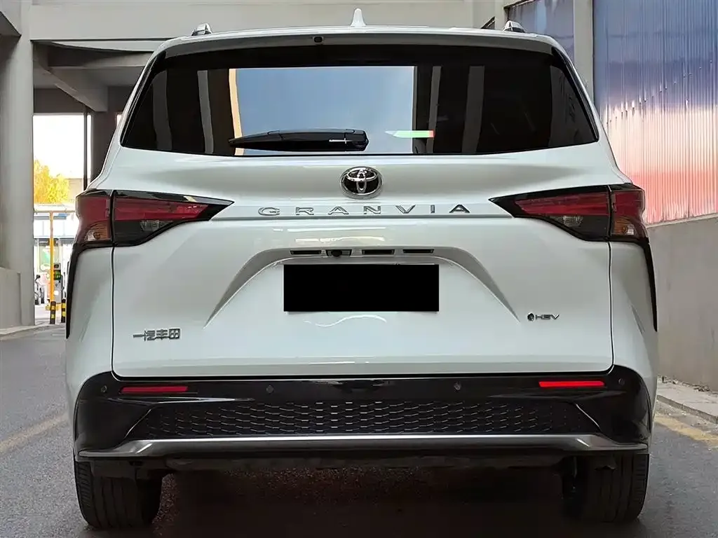 Toyota Granvia — фото 4