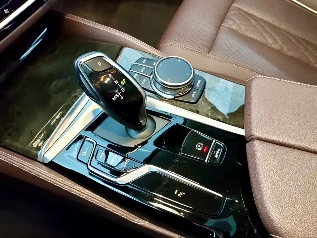 BMW 5 Series — фото 10