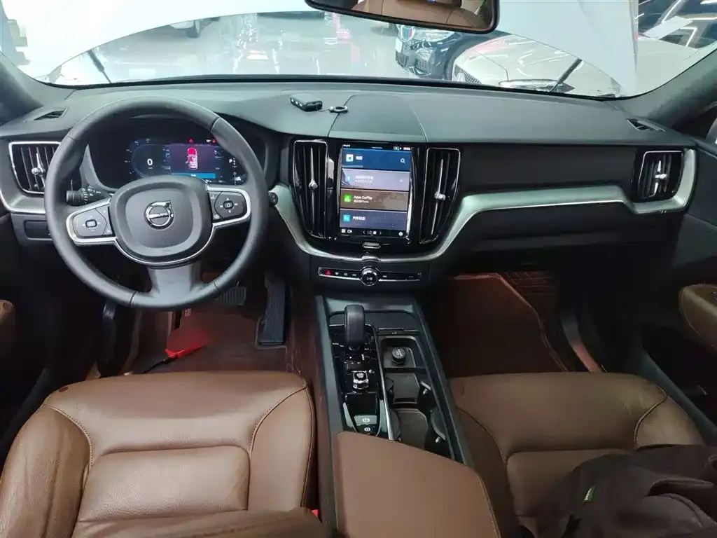 Volvo XC60 — фото 10