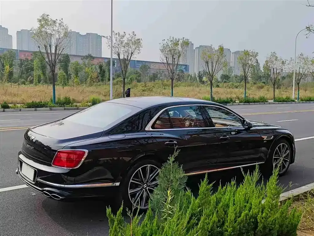 Bentley Flying Spur — фото 4