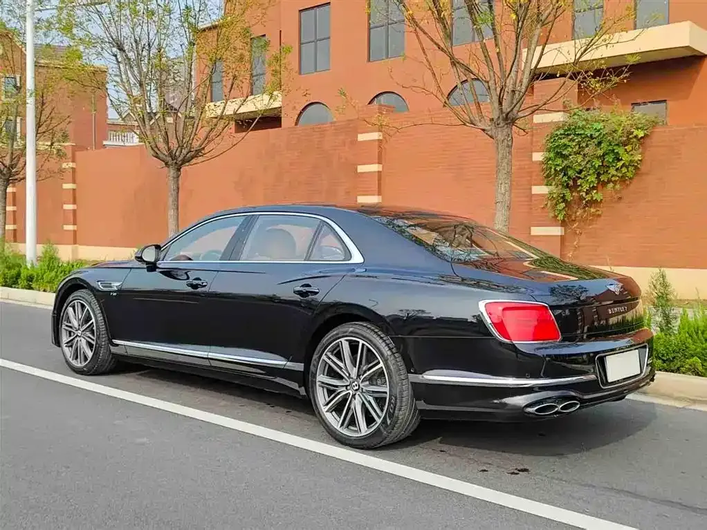 Bentley Flying Spur — фото 6