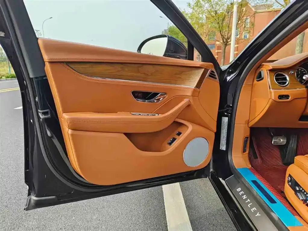 Bentley Flying Spur — фото 9