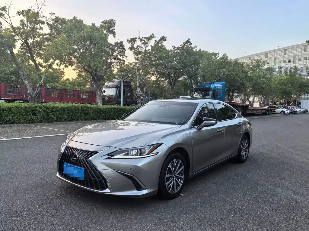 Lexus ES — фото 1