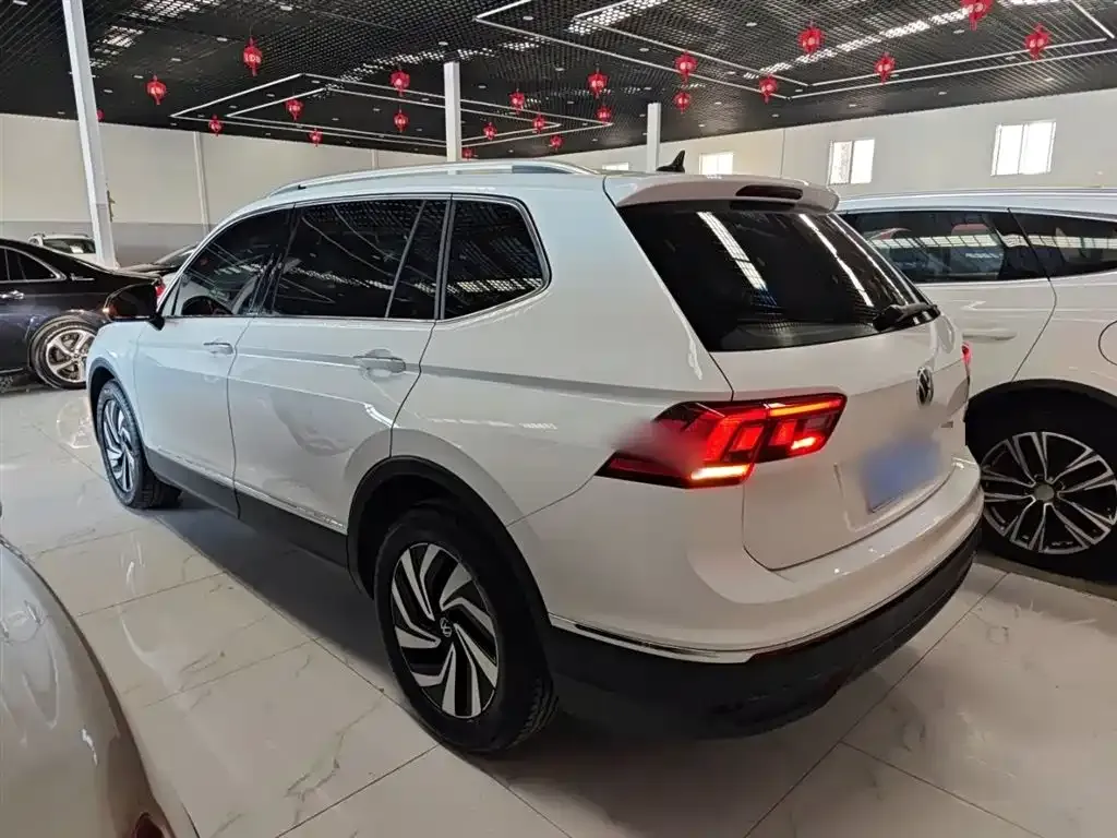 Volkswagen Tiguan L — фото 4