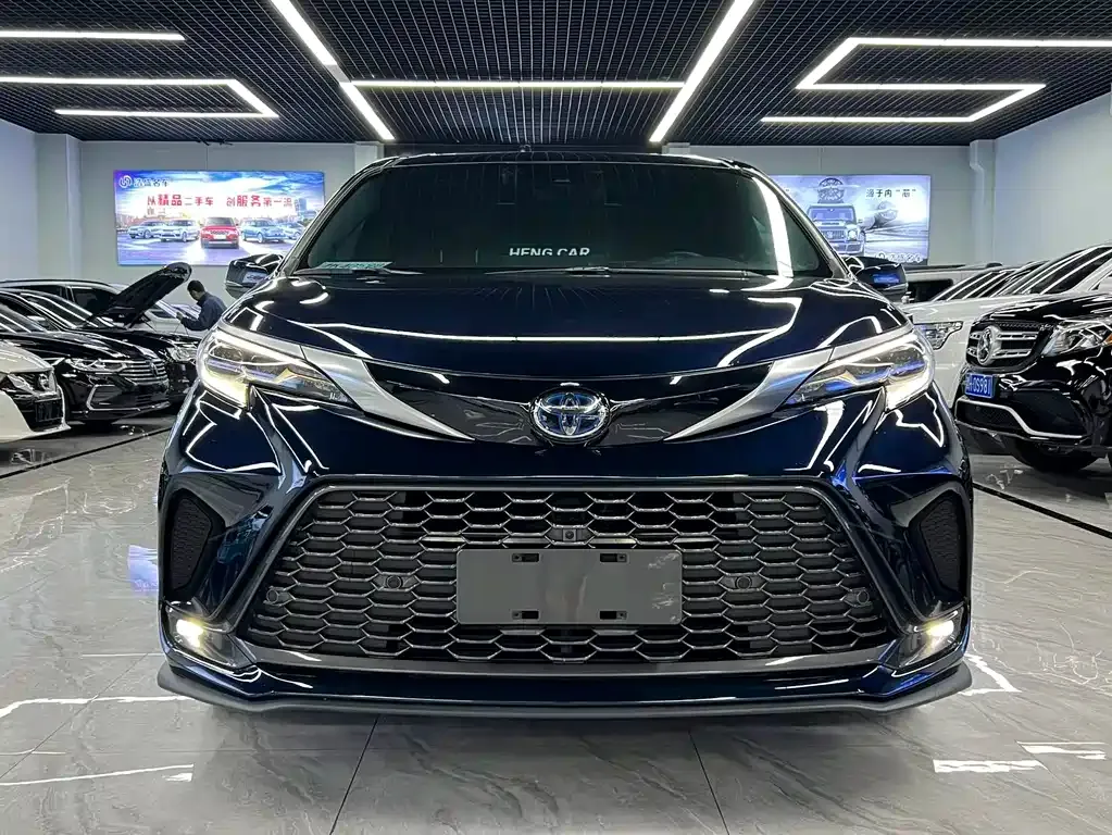 Toyota Granvia — фото 1