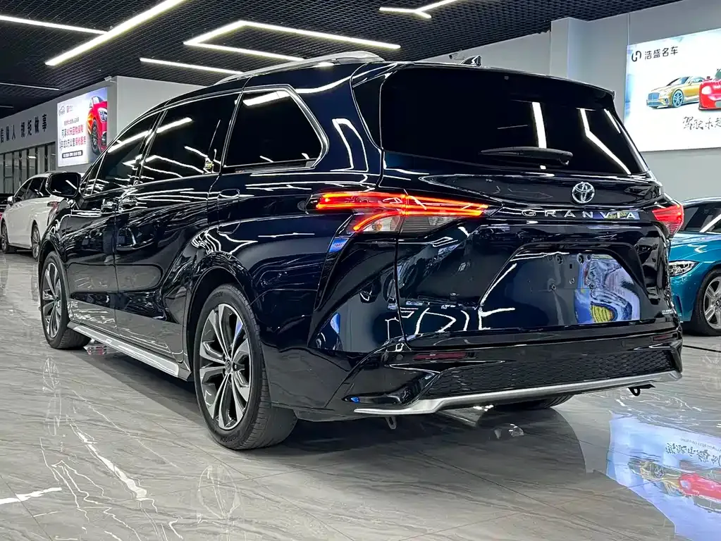 Toyota Granvia — фото 2