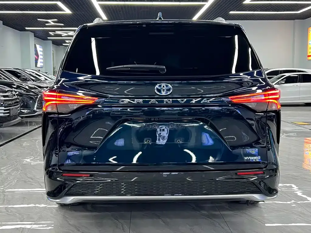 Toyota Granvia — фото 4