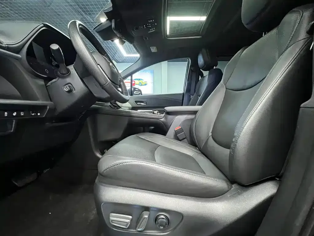 Toyota Granvia — фото 6