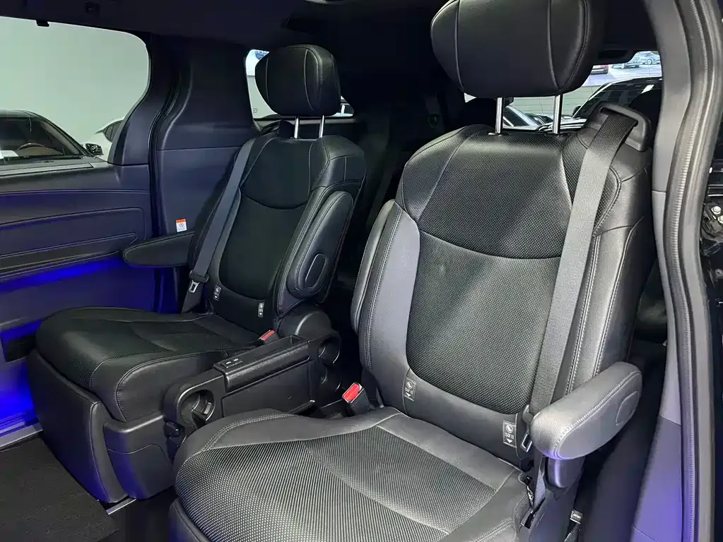 Toyota Granvia — фото 9