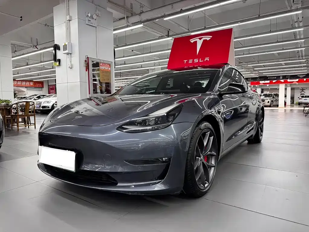 Tesla Model 3 — фото 1
