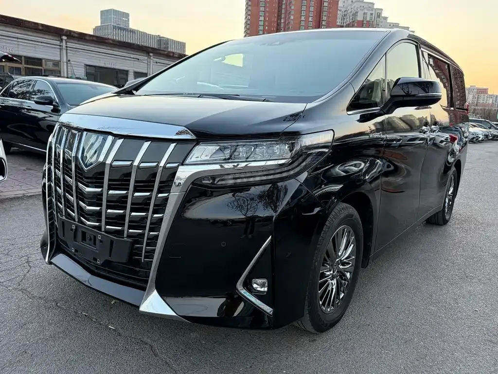 Toyota Alphard — фото 1