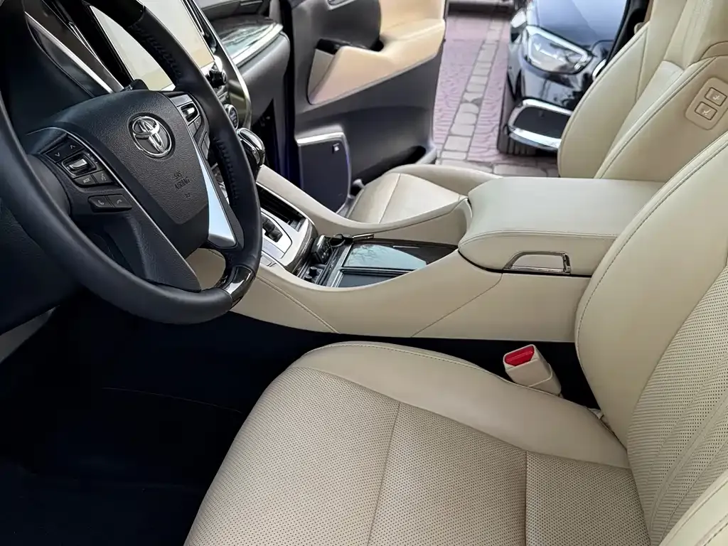 Toyota Alphard — фото 7